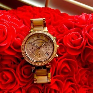 Rose gold watch ! Worn maybe a handful of times! Great condition!